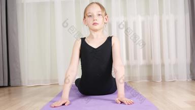 肖像少年女孩练习瑜伽构成Cobrabhujangasana首页培训灵活的女孩培训瑜伽体式地毯健身人培训